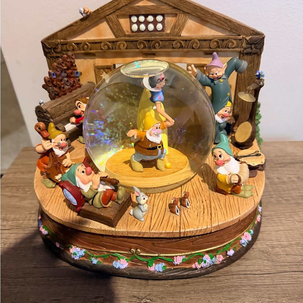 Disney Snow White and the Seven Dwarfs Snow Globe